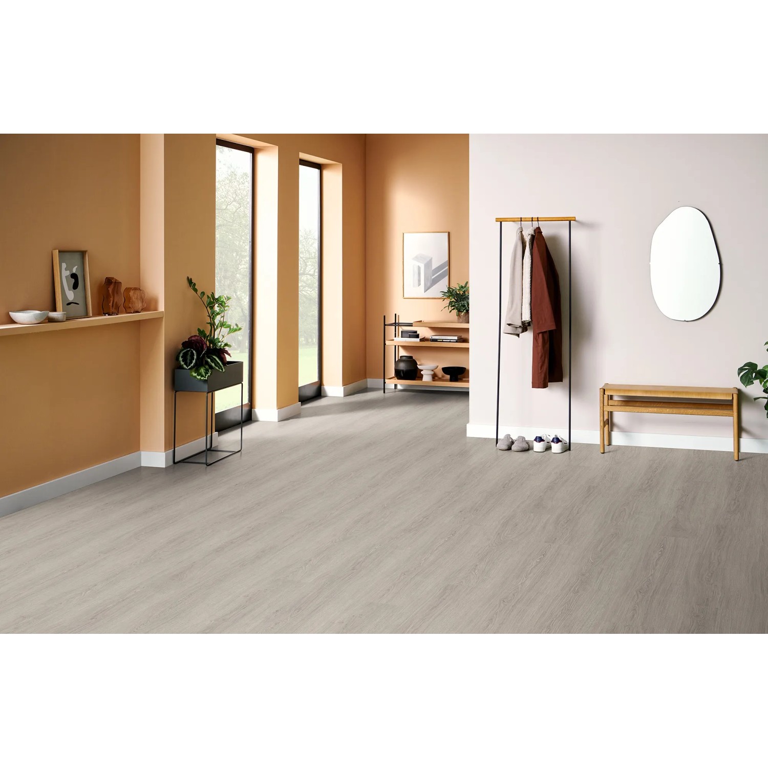 Verlegtes Egger NatureSense Aqua Laminat in Grau, wasserfest und passend zum modernen Wohnstil.
