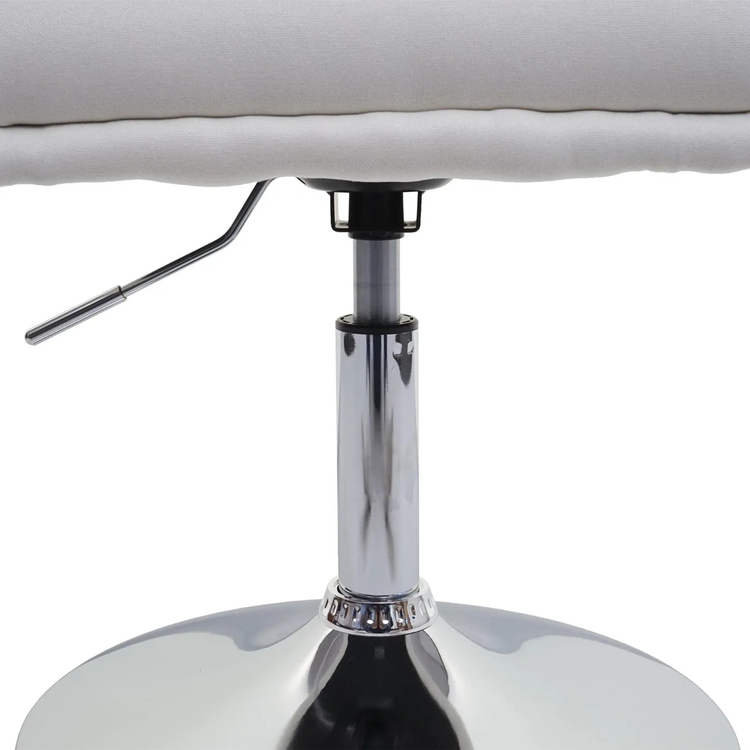 Detailaufnahme: Creme-weißer MCW Esszimmerstuhl, Stoffbezug, verchromtes Metallgestell, Höhenverstellung.