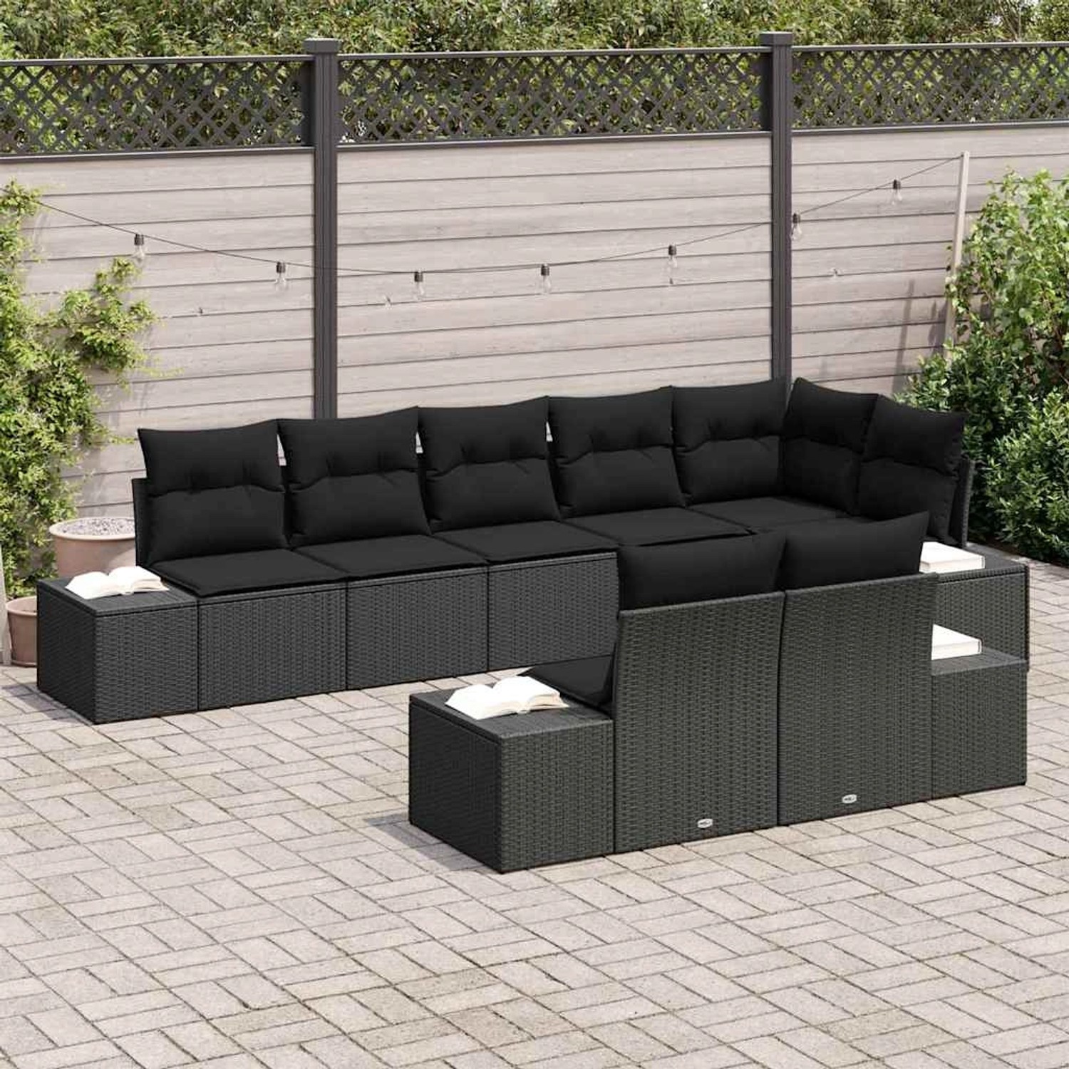 Schwarzes 8-teiliges Garten-Sofa-Set aus Poly Rattan mit Kissen für den Außenbereich.
