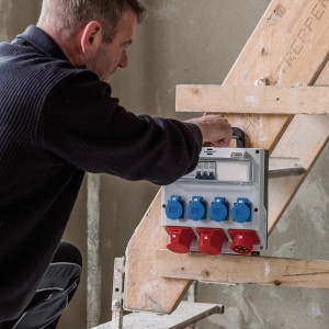 Brennenstuhl Wand-Baustromverteiler mit CEE-Steckdosen und FI-Schalter, lichtgrau.