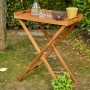 Rechteckiger Siena Garden Klapptisch Caruna aus Holz, 45x70 cm, mit Deko im Garten.