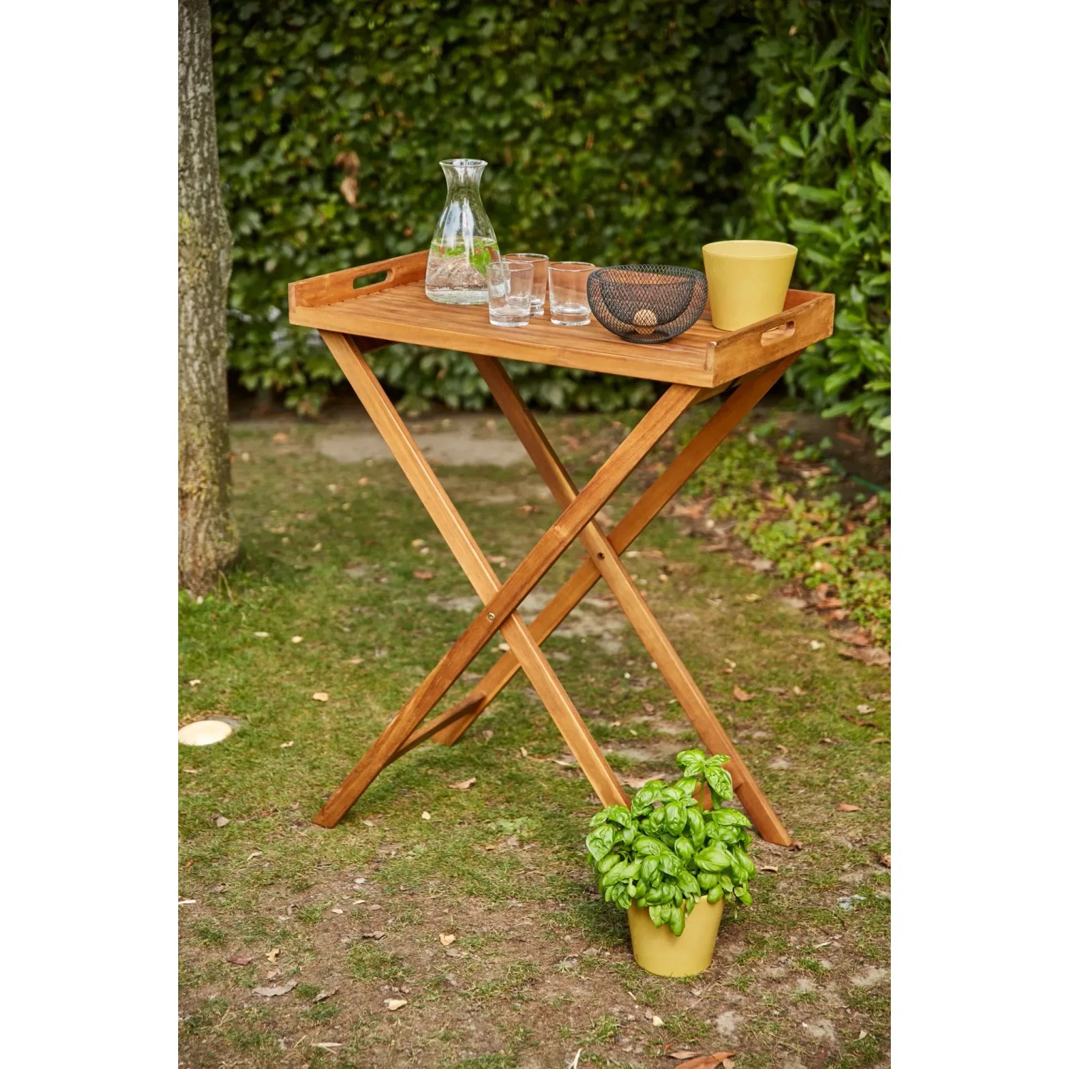 Rechteckiger Siena Garden Klapptisch Caruna aus Holz, 45x70 cm, mit Deko im Garten.