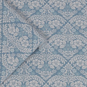 Laura Ashley Vliestapete Margam Newport Blue mit floralem Muster in Blau und Weiß.