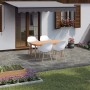 Verlegte Quarzit Polygonalplatten Kavalla als Terrassenbelag mit Gartenmöbeln.