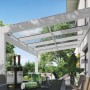 Weiße Skan Holz Terrassenüberdachung Novara mit klarer Doppelstegplatte und gedecktem Tisch.