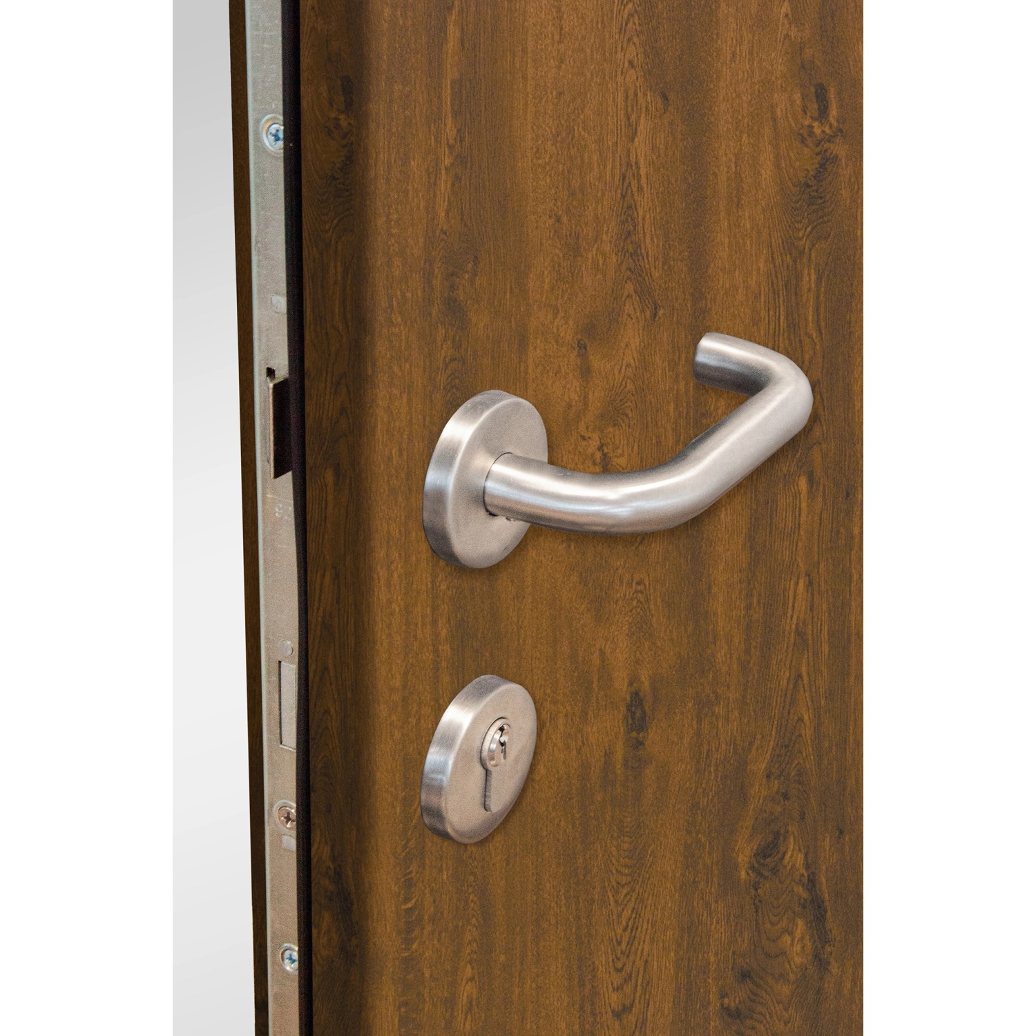 Detailaufnahme: Splendoor Thermospace Haustür Berlin Prime in Nussbaum mit Edelstahl-Drückergarnitur.