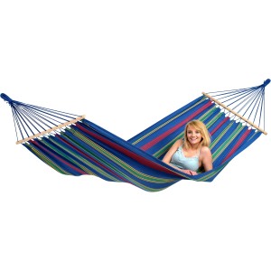 Gestreifte Amazonas Hängematte Aruba Juniper, 210x120 cm, mit liegender Person.
