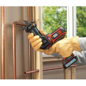 Black+Decker Multievo Säbelsägen-Kopf MTRS10 im Einsatz beim Sägen eines Kupferrohrs.