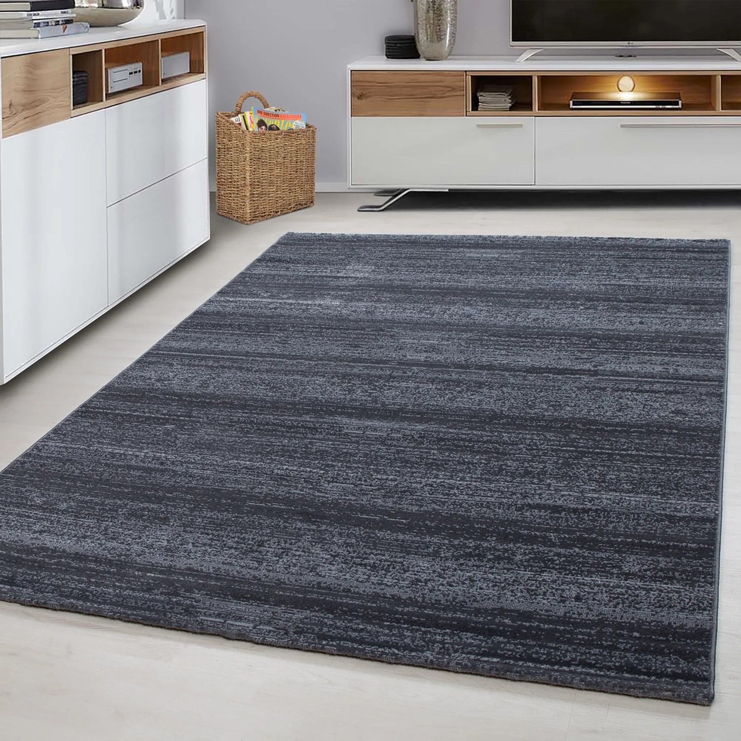 Grauer Ayyildiz Kurzflorteppich Plus 8000 (80x300 cm) im Wohnraum.