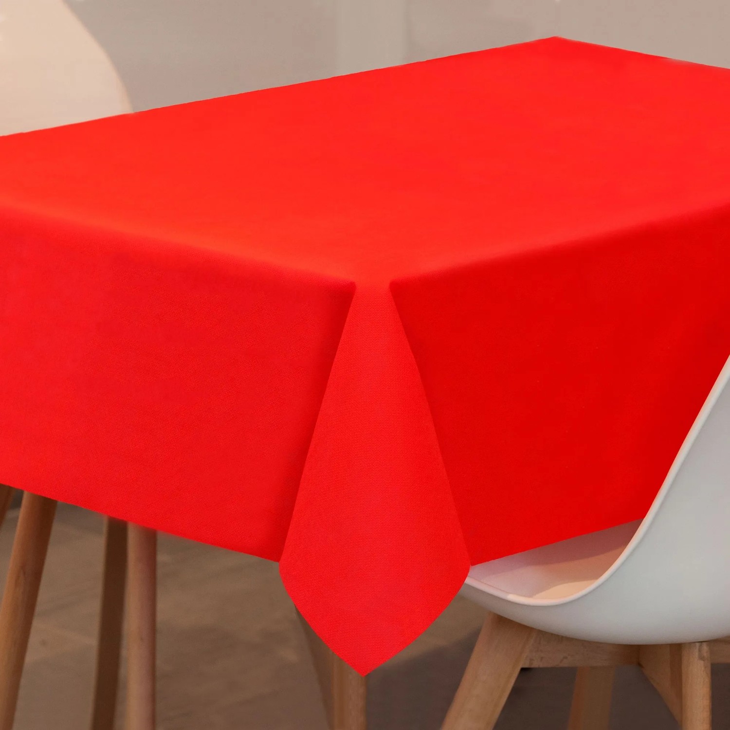 Rote Sensalux Vlies-Tischdecke 1x1 m auf Tisch mit Stühlen.