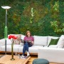 Lutec LED Solar Stehleuchte Poppy, anthrazit-grün, neben einer Frau auf einem Sofa im Wohnzimmer.