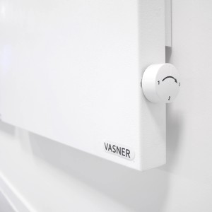 Detailaufnahme: Weiße VASNER Hybrid Infrarotheizung mit Thermostatregler.