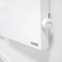 Detailaufnahme: Weiße VASNER Hybrid Infrarotheizung mit Thermostatregler.