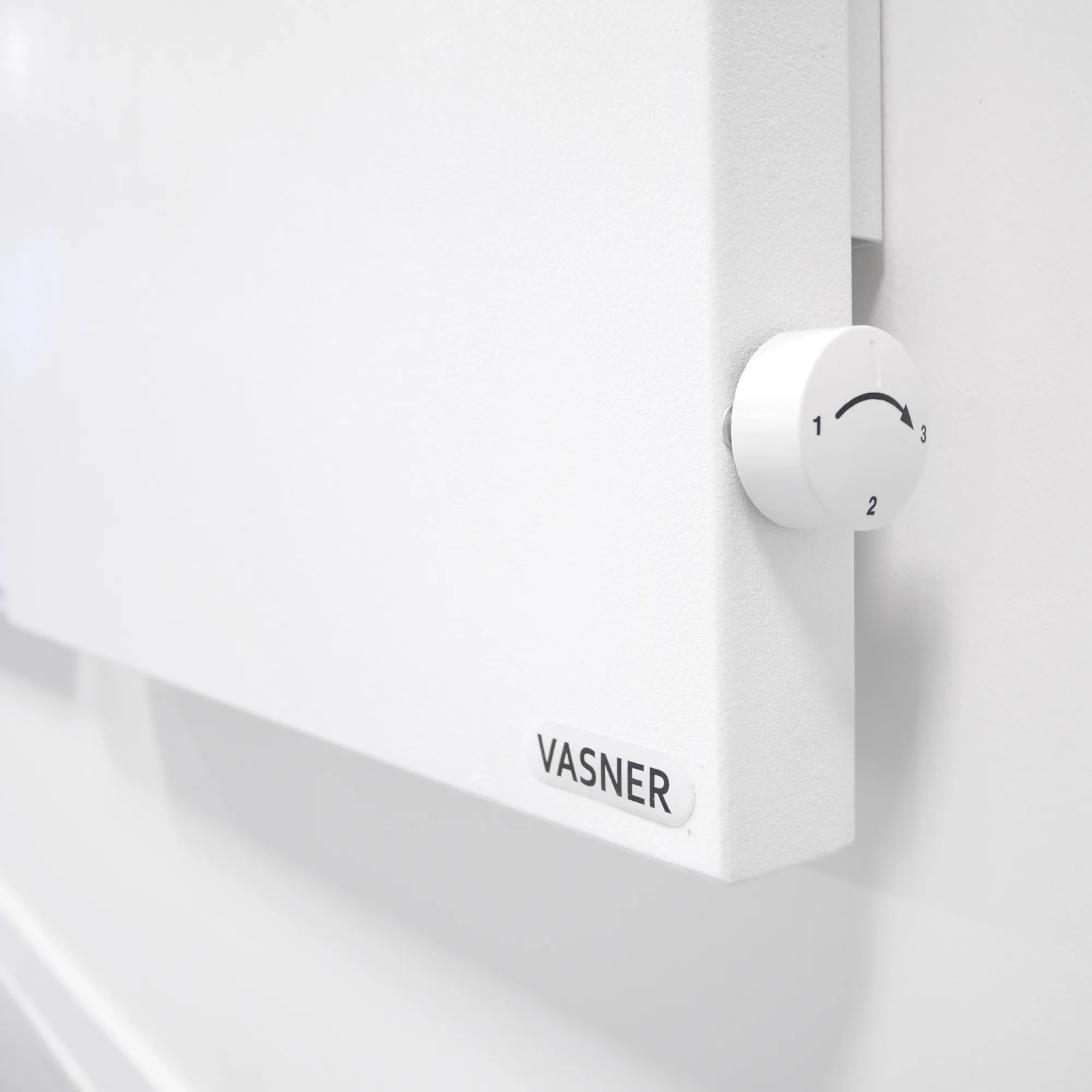 Detailaufnahme: Weiße VASNER Hybrid Infrarotheizung mit Thermostatregler.