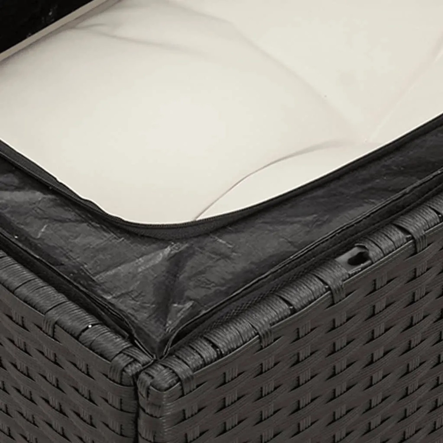 Detailaufnahme: Schwarze vidaXL Garten-Sofagarnitur mit wasserdichtem Staufach und cremefarbenem Kissen.