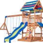 Spielturm Northbrook aus Zedernholz mit Rutsche, Schaukel und Kletterwand.