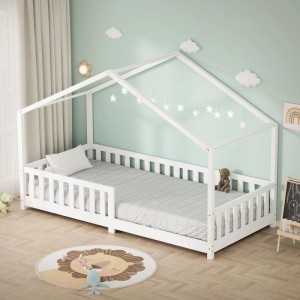 Weißes ML-Design Hausbett (90x200 cm) aus Kiefernholz mit Rausfallschutz im Kinderzimmer.