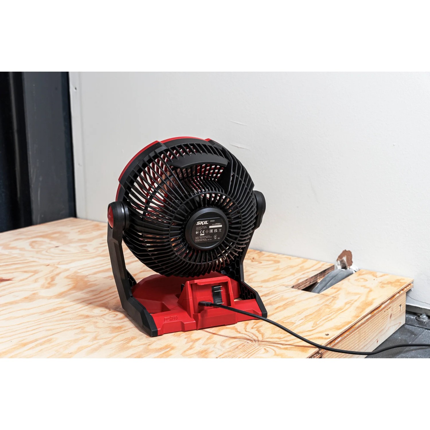 Skil Akku-Ventilator 3164CA, bürstenlos, ohne Akku/Ladegerät. Roter Tischventilator für 20V Akkus.