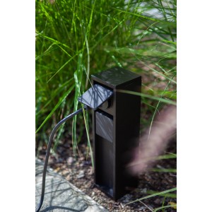 Schwarzer Lutec Stromverteiler Mains mit 2 Steckdosen im Garten.