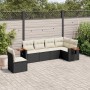 Schwarze 6-tlg. Garten-Sofagarnitur aus Polyrattan mit cremefarbenen Kissen und Beistelltischen.