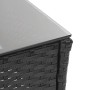 Detailansicht: Tisch der schwarzen Poly-Rattan Lounge-Garnitur mit Glasplatte.