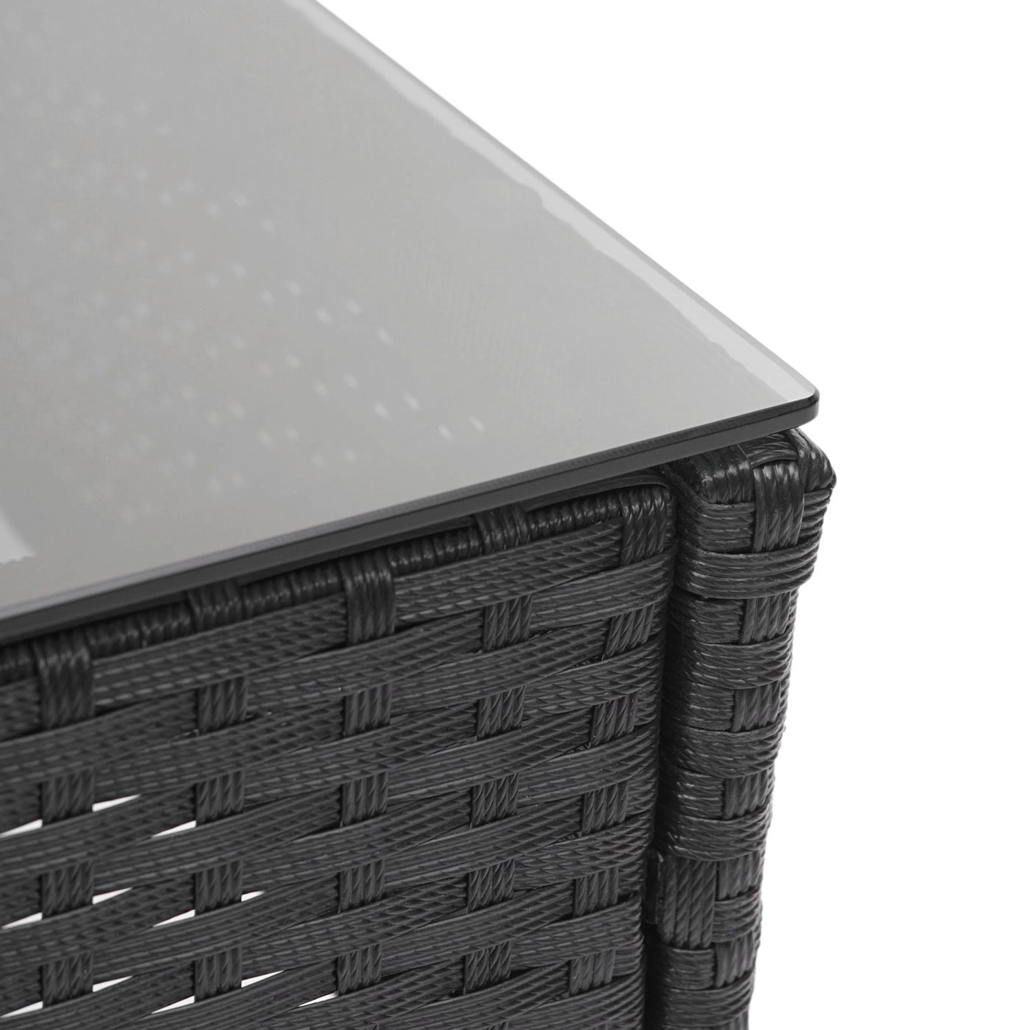 Detailansicht: Tisch der schwarzen Poly-Rattan Lounge-Garnitur mit Glasplatte.