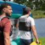 Zwei Männer tragen ein Bestway Trek X3 Schlauchboot Set am See.
