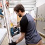 Handwerker befestigt mit dem Bosch Professional Akku-Holznagler GNH 18V-64M Holzleiste.