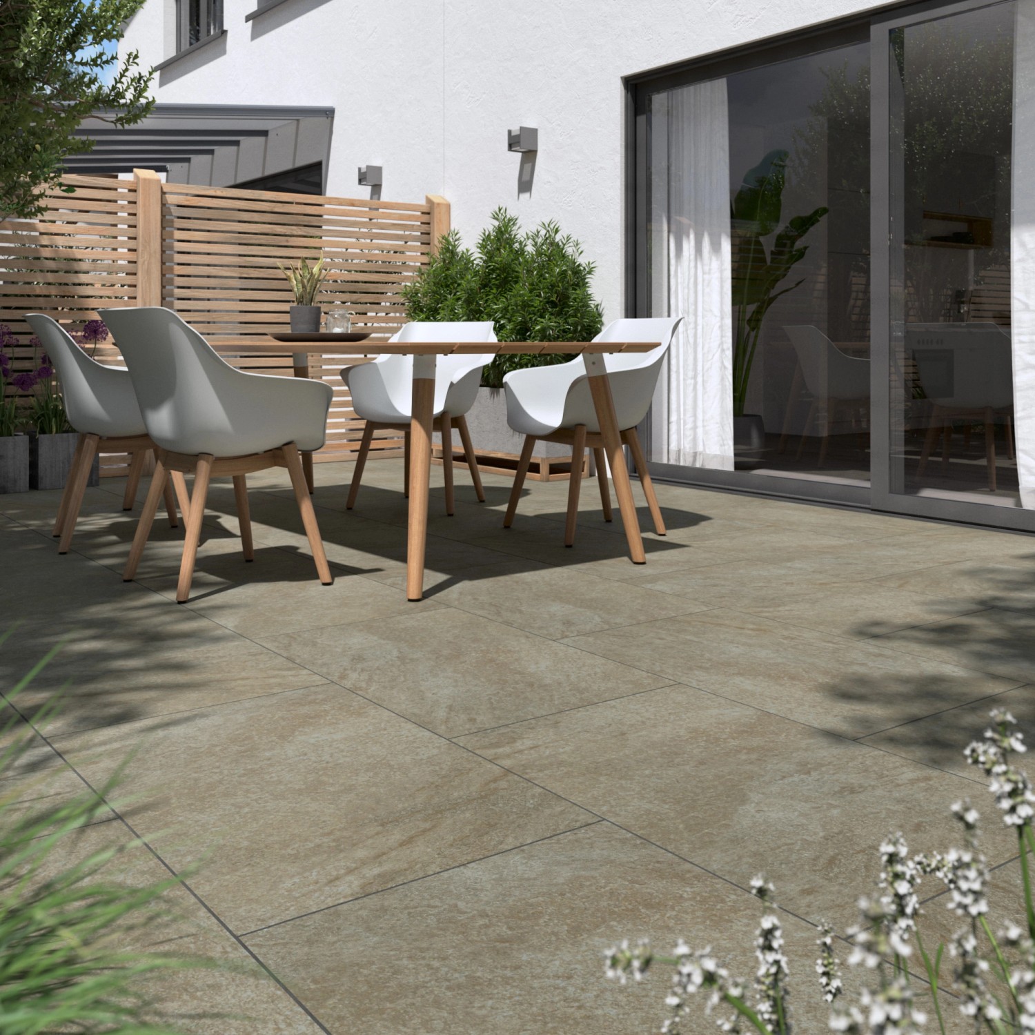Verlegte Feinsteinzeug Terrassenplatten Manhatten Beige 60x90 cm im Außenbereich mit Sitzgruppe.