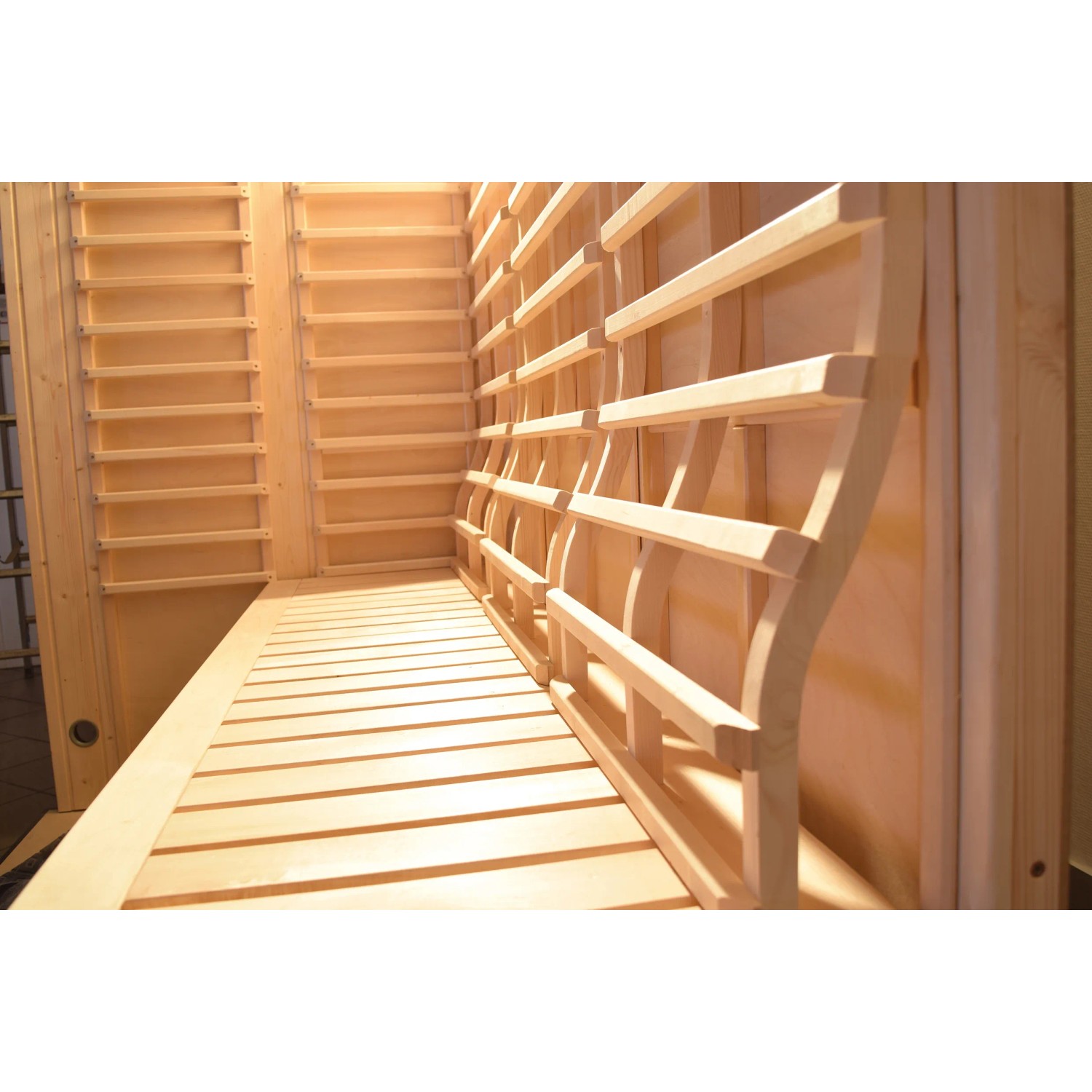 Innenansicht der Weka Infrarotkabine Osby 1 mit wekaTherm-Flächenstrahler und Holzverkleidung.