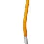 Fiskars Schneeräumer Ergonomic X-series mit gebogenem, gelbem Stiel und schwarzem Schaufelblatt.