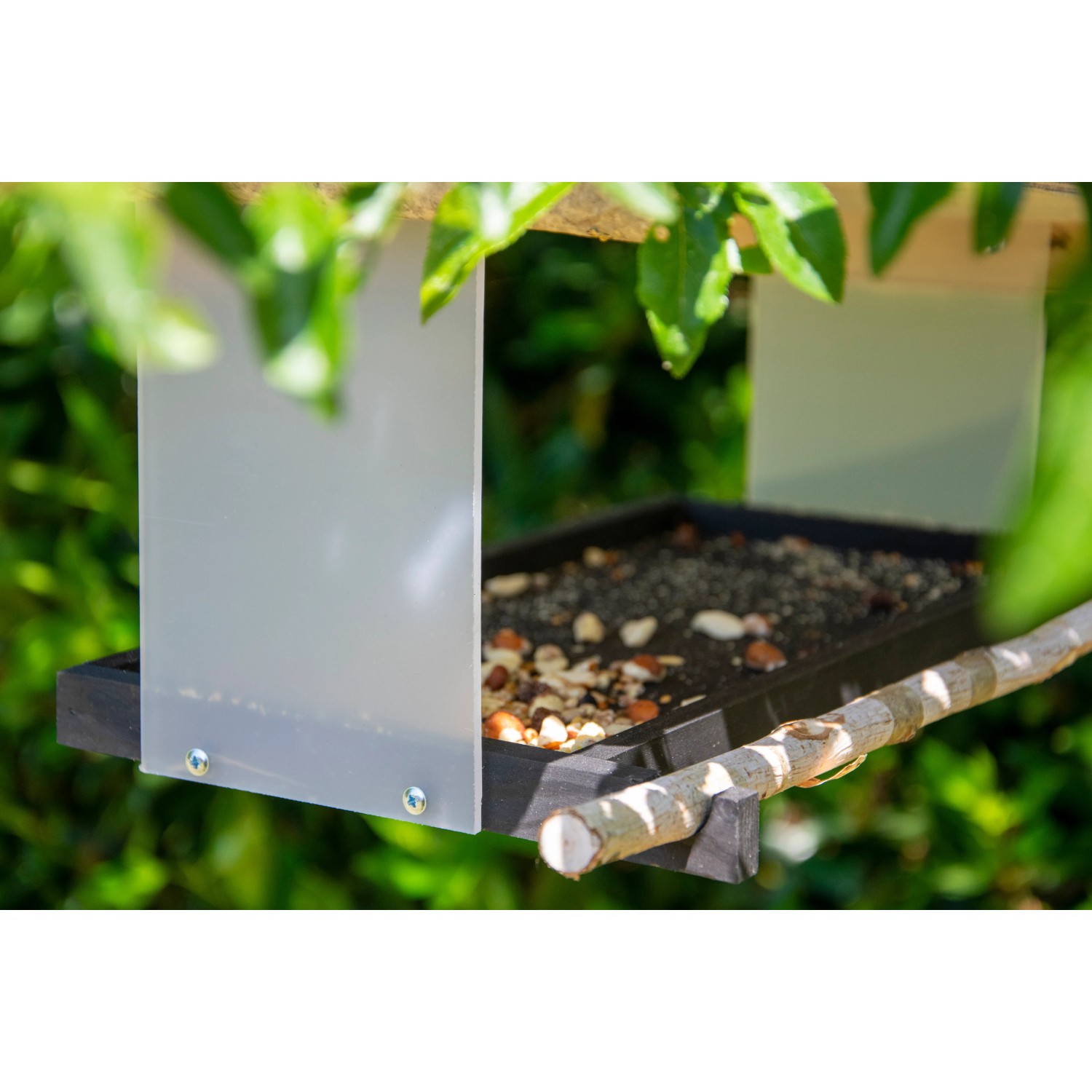 Dobar Vogelfutterhaus Futura II mit Futter. Holz-Futterstation mit Metallkette zum Aufhängen.