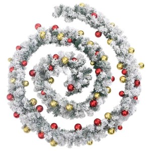 Grüne, beschneite Weihnachtsgirlande mit roten und goldenen Kugeln und LED-Lichtern.