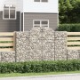 Vier Gabionen mit Hochbogen (200x30x140/160cm) aus verzinktem Eisen als dekorative Gartenbarriere.