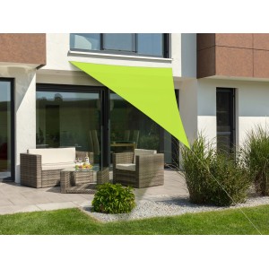 Apfelgrünes Schneider Sonnensegel Lanzarote, dreieckig, 400x400x300 cm, über einer Terrasse mit Gartenmöbeln.