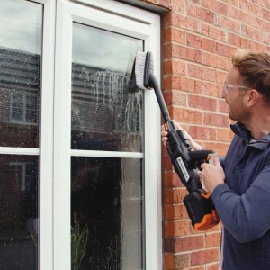 Yard Force Mitteldruckreiniger LW C04 mit Bürste bei der Fensterreinigung.