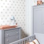 Kinderzimmer mit Rasch Vliestapete Bambino XIX 252743, Streifen und Regenbogenmuster in Blau.