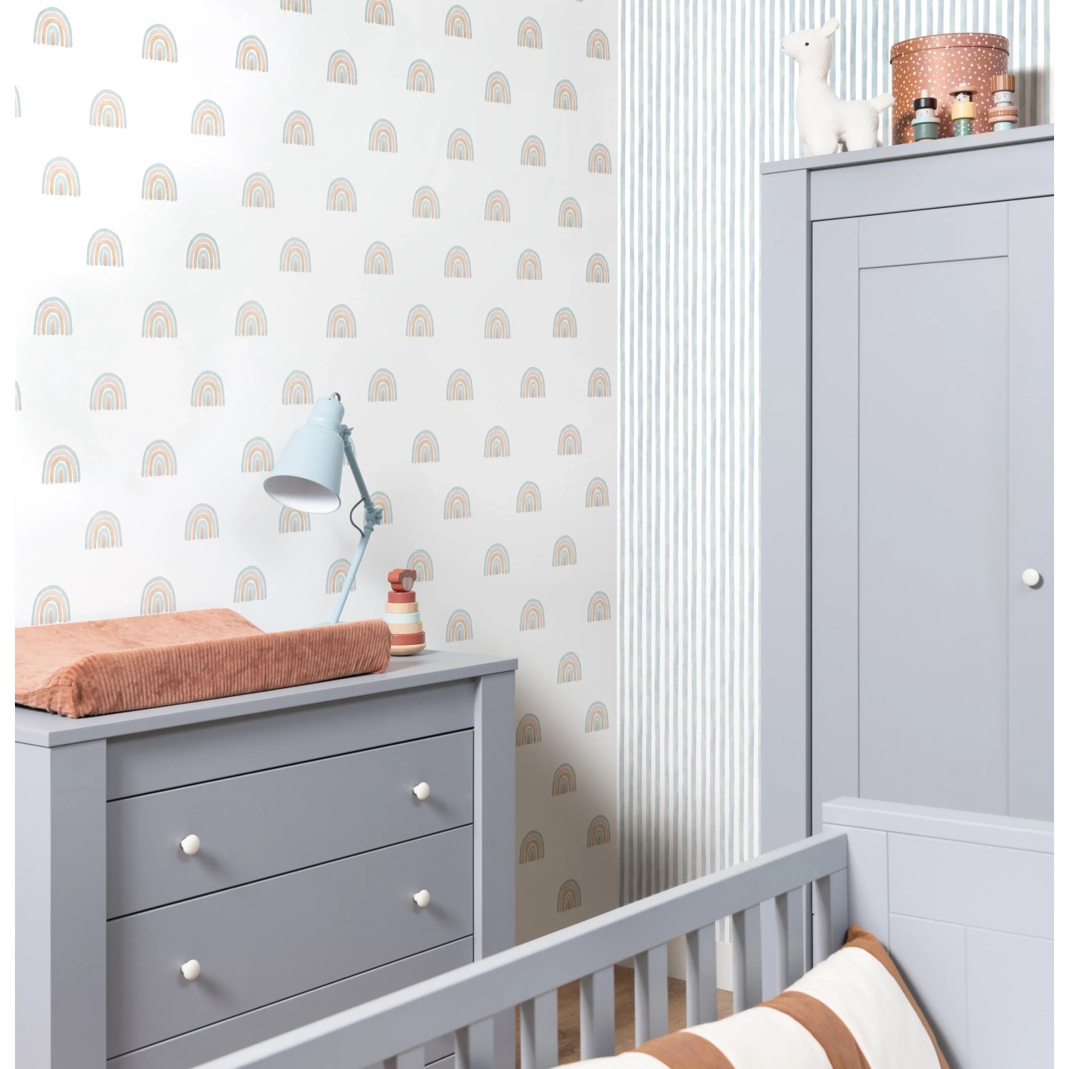 Kinderzimmer mit Rasch Vliestapete Bambino XIX 252743, Streifen und Regenbogenmuster in Blau.