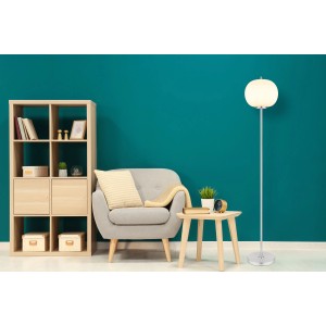 Moderne Globo Stehleuchte Blacky I in Nickel/Opal im Wohnraum. Design-Stehlampe mit rundem, opalweißem Schirm.