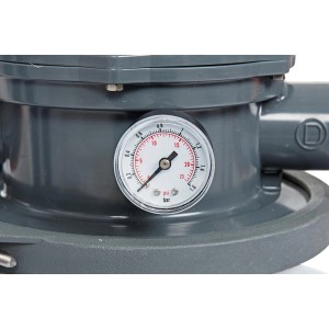 Detailaufnahme: Manometer der Bestway Flowclear Sandfilteranlage zur Poolreinigung.