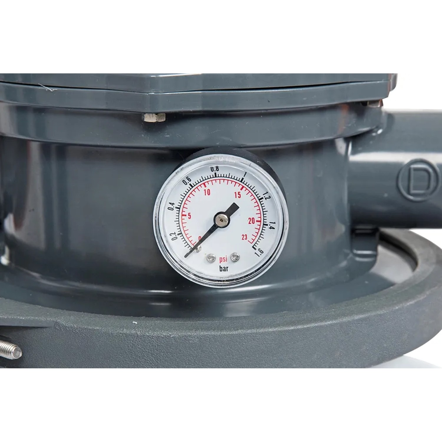 Detailaufnahme: Manometer der Bestway Flowclear Sandfilteranlage zur Poolreinigung.