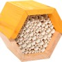 Sechseckiges Bienenhaus von Esschert Design aus FSC-Holz mit Röhrchen für Wildbienen.