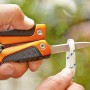 OBI Multitool 12-in-1 Zange schneidet Seil. Vielseitiges Werkzeug mit orangefarbenem Griff.