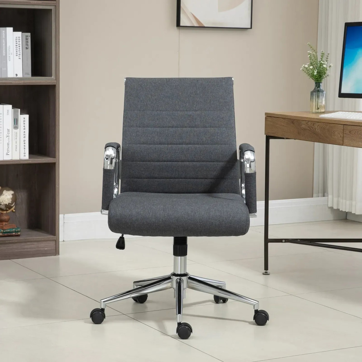 Dunkelgrauer Svita Office Comfort Bürostuhl mit niedriger Rückenlehne und Stoffbezug.