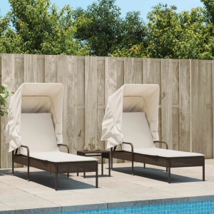 Braune Poly Rattan Sonnenliegen (2 Stk.) mit Dach und Tisch für den Garten.