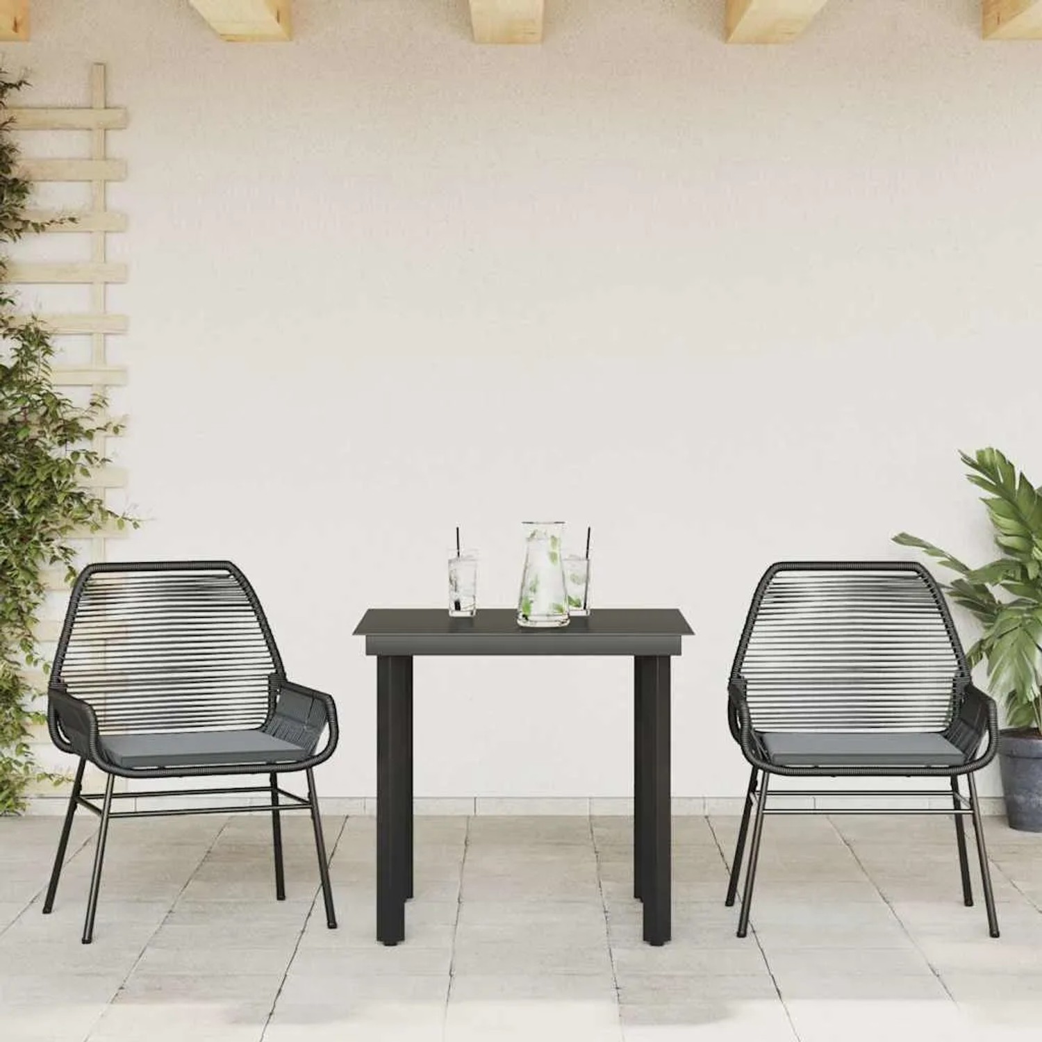 Schwarze 3-tlg. Garten-Essgruppe aus Rattan mit Glastisch und Sitzkissen.