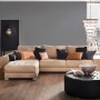 Wohnraum mit grauer Uni Glitzer Tapete, beiger Couch und Dekoration.
