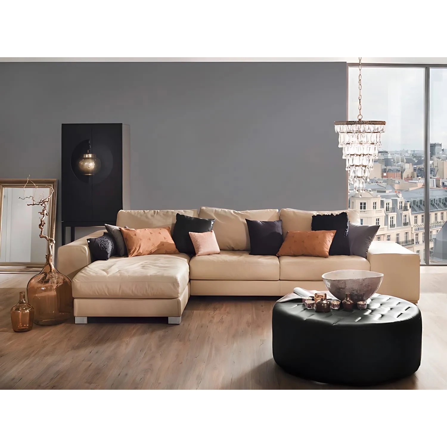 Wohnraum mit grauer Uni Glitzer Tapete, beiger Couch und Dekoration.