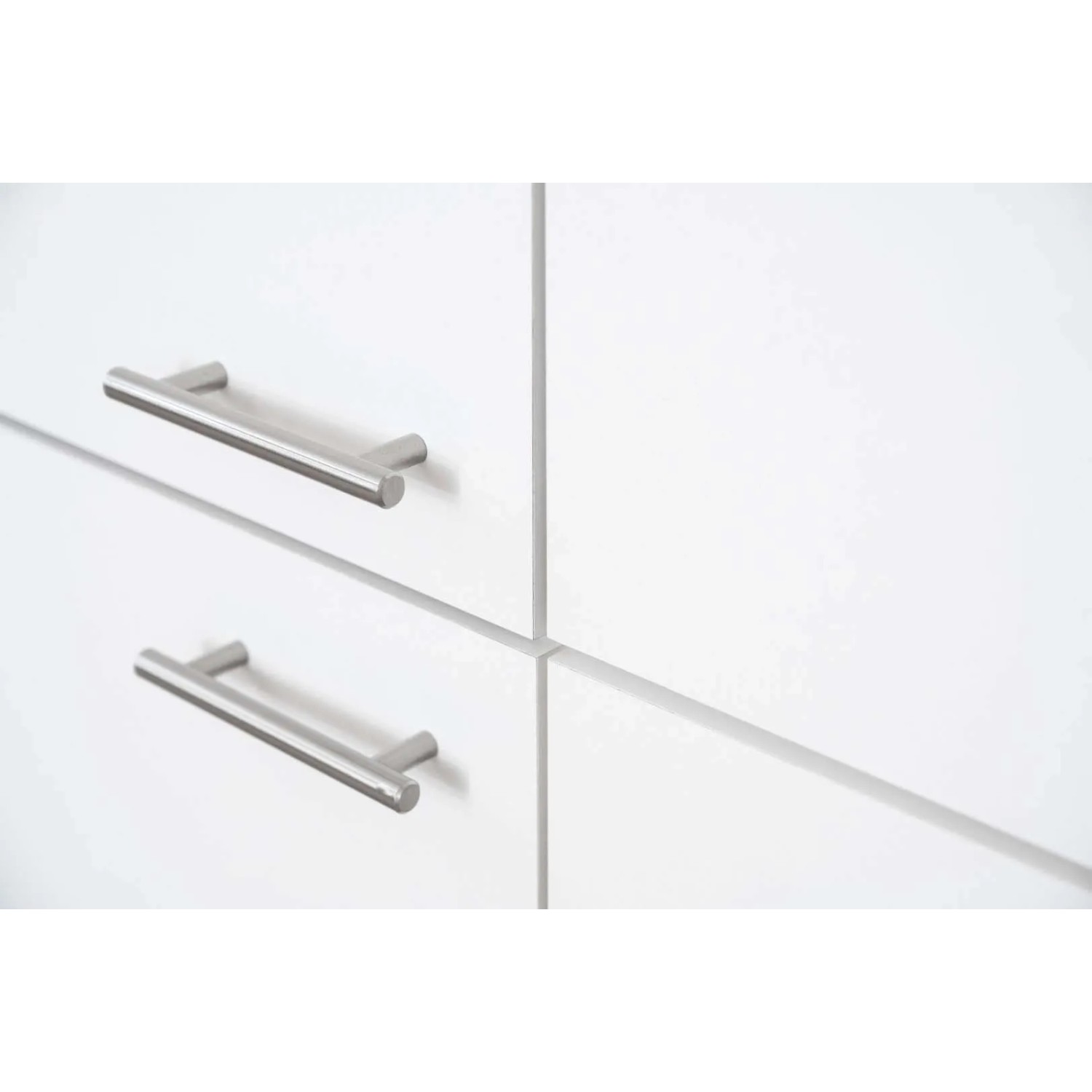 Detailaufnahme: Weiße Küchenfronten der Respekta Küchenzeile mit Edelstahlgriffen.