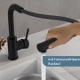 Schwarze Schütte Sensor-Spültischarmatur Vital mit Ausziehbrause in Nutzung.
